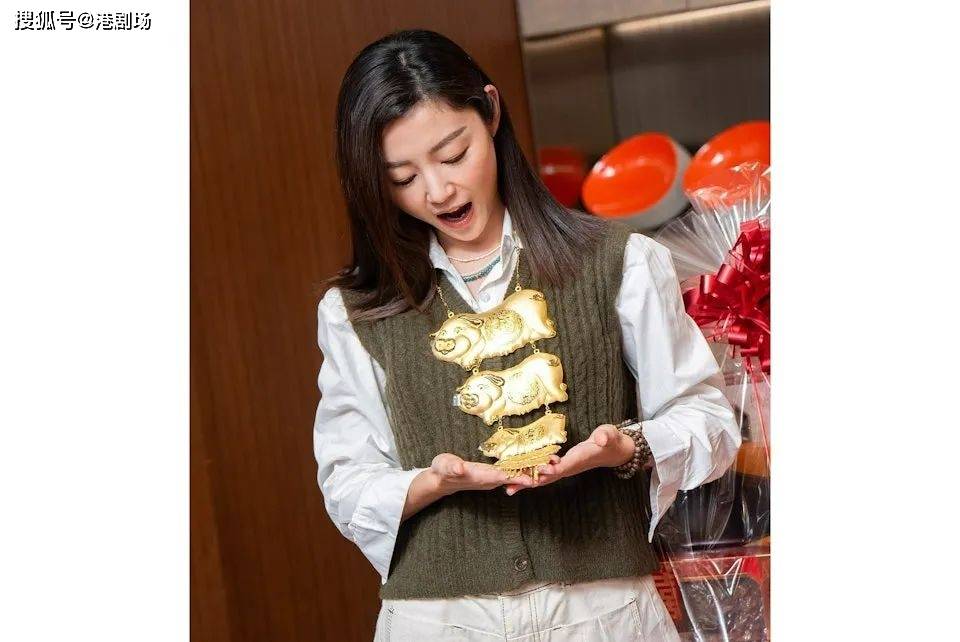 英皇小花卫诗雅出嫁在即感紧张与未婚夫浪漫婚照曝光获赞郎才女DB电竞注册貌(图3)