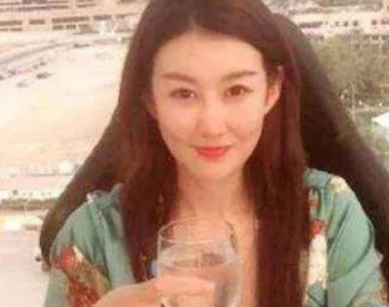 王宝强携女友聚餐