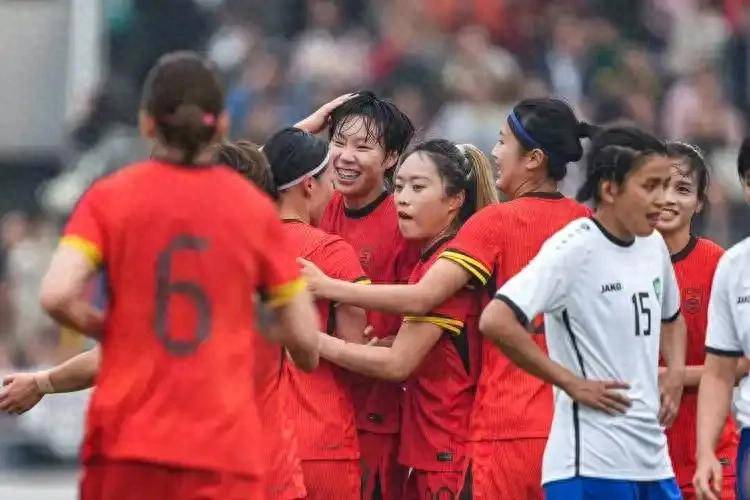 抗美英雄全是，中国女足启程，载誉而归，昂首回国！