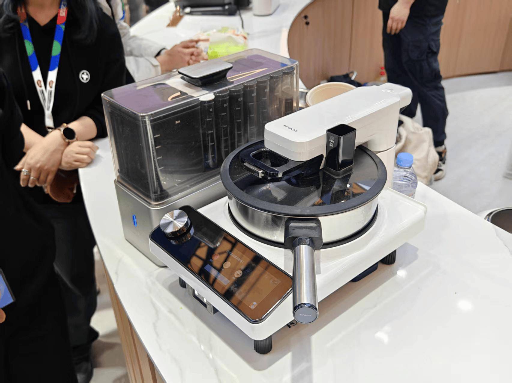 AWE 2025 深度报道：智能清洁领衔，家电新老势力共舞，聚焦 AWE 2025：家电行业新老势力碰撞出怎样的火花？