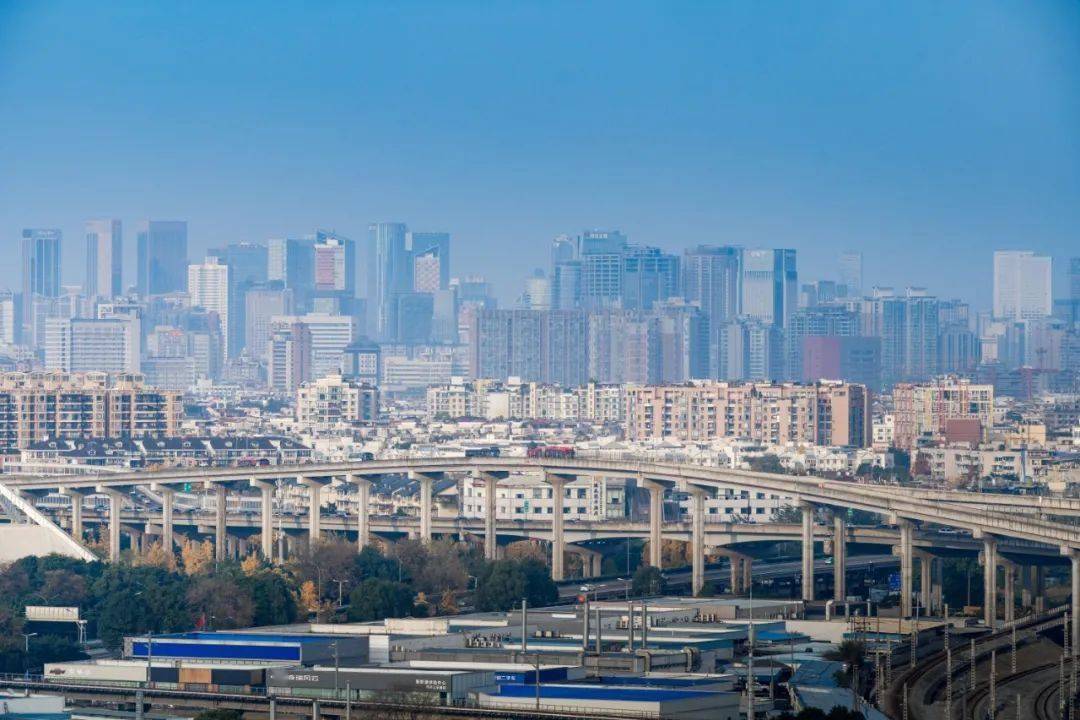 全国首个 L4 级自动驾驶公交白皮书发布，首条线路将在成都推出